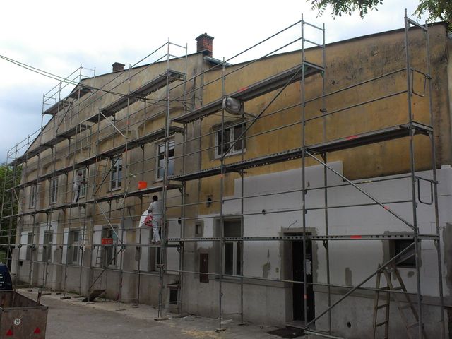Instalace lešení pro bytové domy v Brně