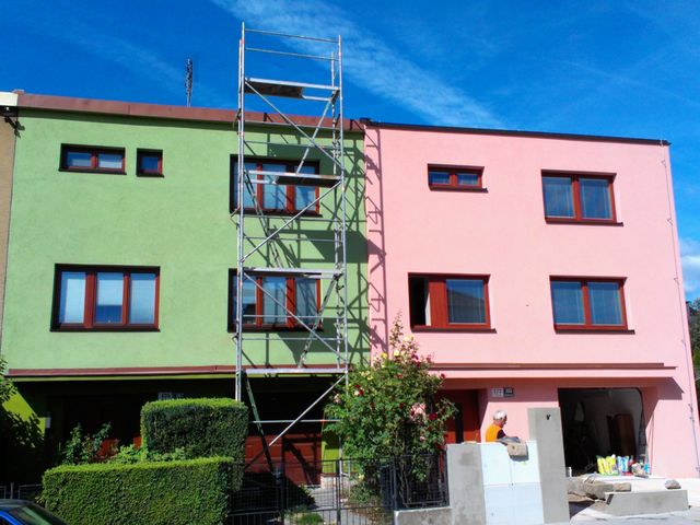 Instalace lešení pro rekonstrukci domu v Brně